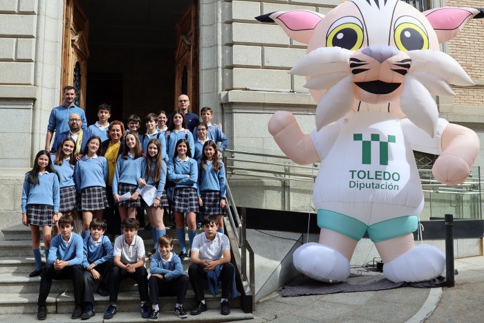 Imagen de Cedillo con los chicos y chicas de Maristas