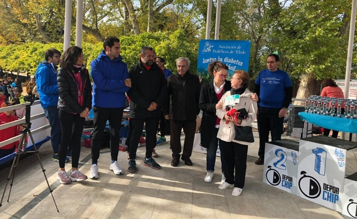 Entregando el premio a la participante de más edad