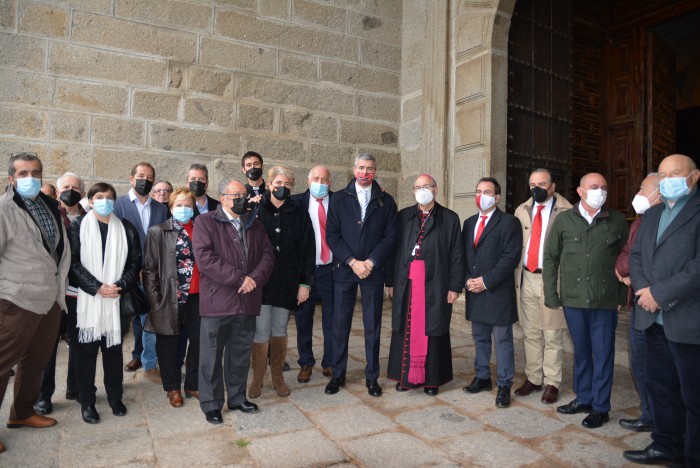 Asistentes al acto a la entrada de la iglesia