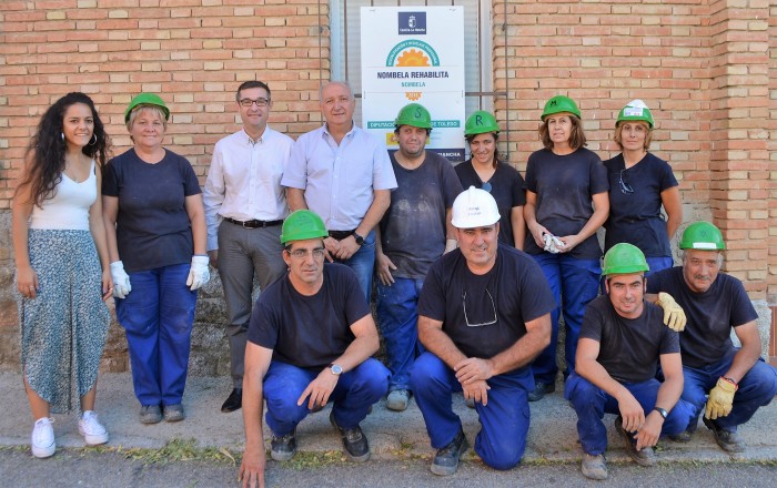 Imagen de Fernando Muñoz con Carlos Gutiérrez y el equipo del programa de recualificación de Nombela