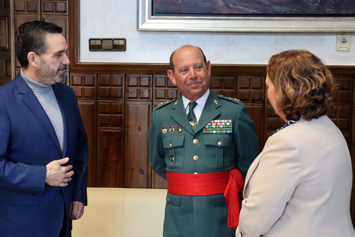 Imagen de La presidenta de la Diputación se ha despedido del general Cortés Méndez