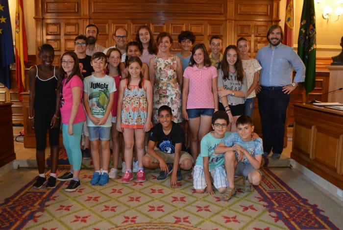 Imagen de Ana Gómez con los alumnos del CEIP Juan Palarea, de Villaluenga de la Sagra