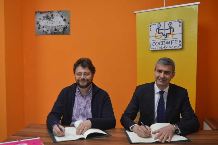 Imagen de Álvaro Gutiérrez y Pedro Molina firmando el convenio de colaboración entre la Diputación y COCEMFE