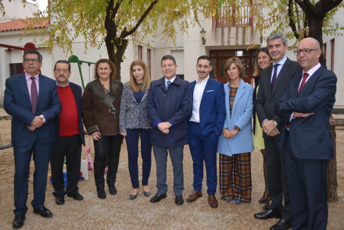 Imagen de Los asistentes a la visita en la entrada del colegio púbico de Noez