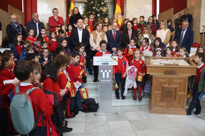 Imagen de Los escolares leen artículos de la Constitución