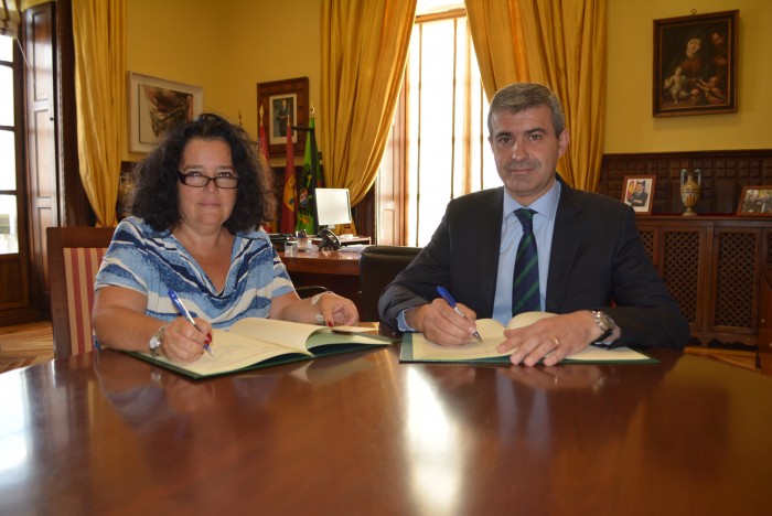 Imagen de Álvaro Gutiérrez en la firma con la alcaldesa de Camuñas, Carmen Cano