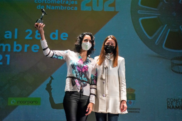 Alicia Martín y la ganadora del Premio del Público en el Festival de cortos de Nambroca