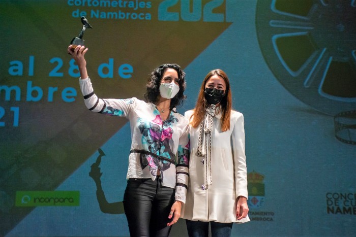 Imagen de Alicia Martín y la ganadora del Premio del Público en el Festival de cortos de Nambroca