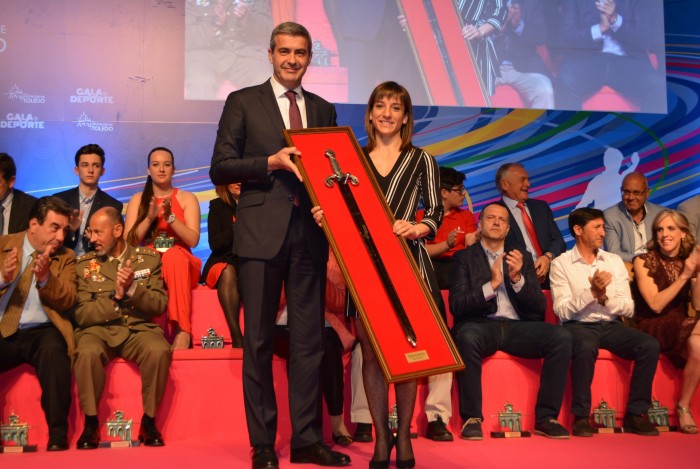 Imagen de Álvaro Gutiérrez entrega el premio a Sandra Sánchez