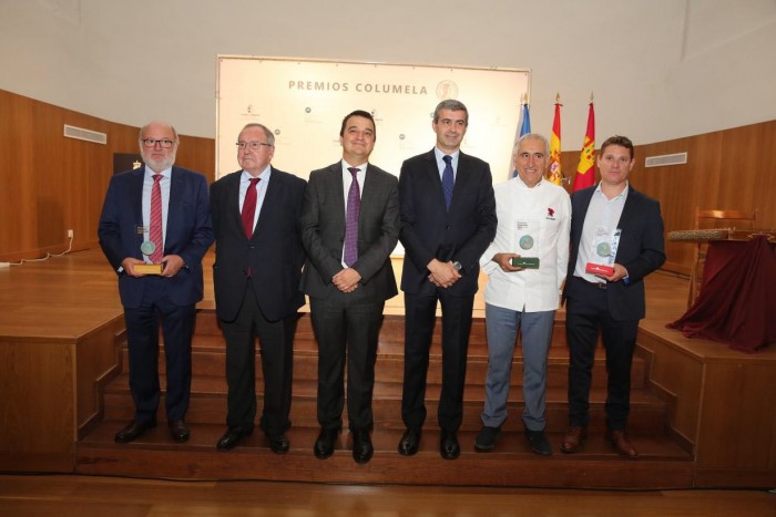 Imagen de Álvaro Gutiérrez junto a los premiados, el consejero de Agricultura y el presidente de las Cámaras