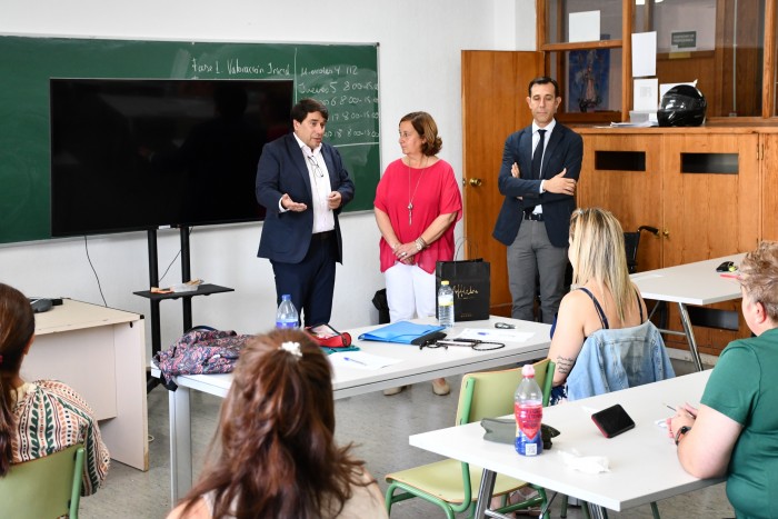 La presidenta visitando las instalaciones de EFA Oretana