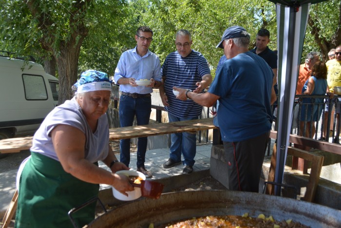 Imagen de Guadalupe y Javier han cocinado la caldereta de las fiestas patronales de Mascarque