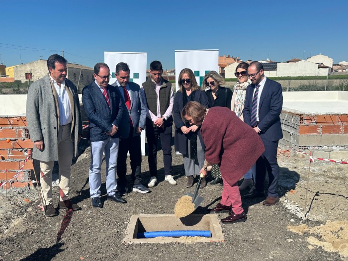 Imagen de Cedillo poniendo la primera piedra