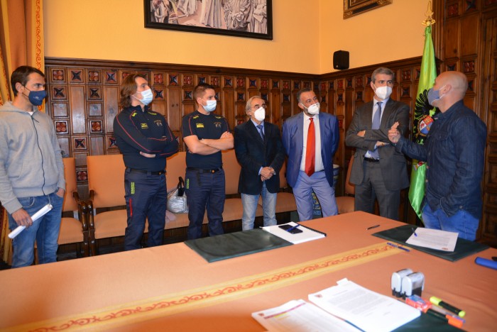 Imagen de Álvaro Gutiérrez y Rafael Martín junto a nuevos bomberos del CPEIS