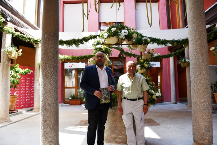 Tomás Arribas y Andrés León en el patio de San Clemente