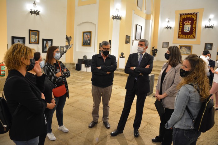 Álvaro Gutiérrez y José Luis Cebadera intercambiando impresiones con las alumnas trabajadoras