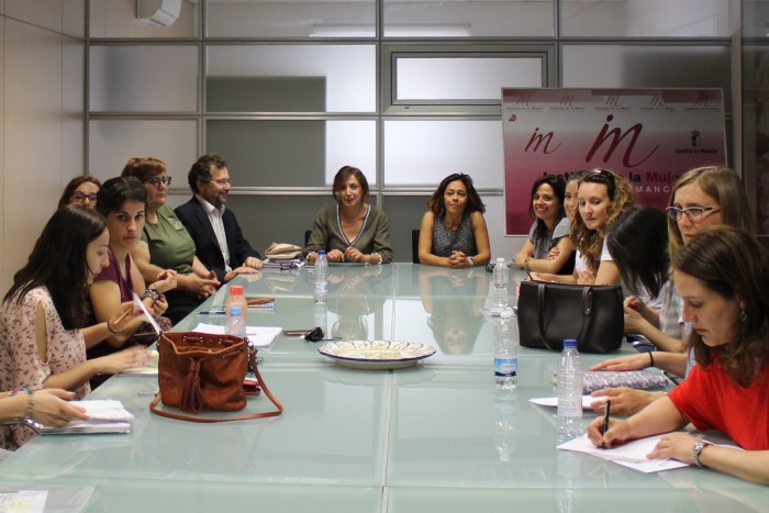 Imagen de Ana Gómez y Charo Navas durante la reunión con las agentes de igualdad de la provincia de Toledo