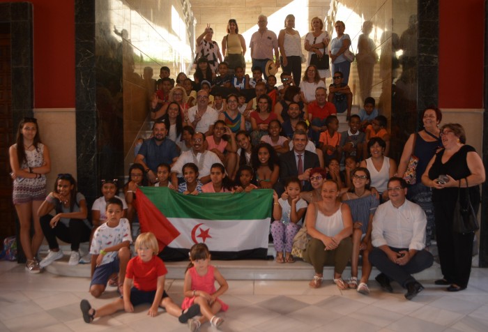 Álvaro Gutiérrez con los niños y niñas saharauis que pasan el verano en la provincia de Toledo