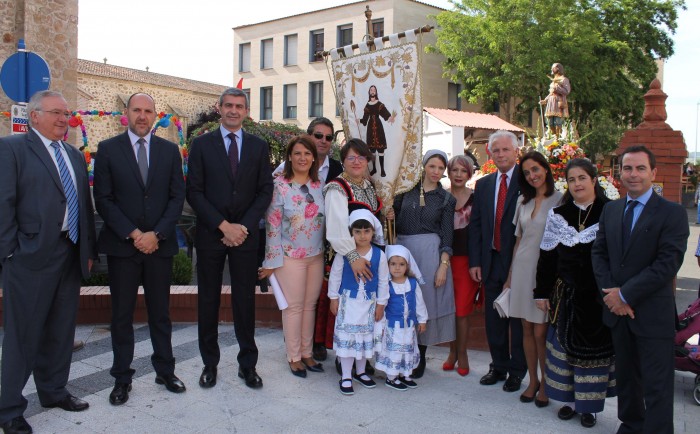 Álvaro Gutiérrez, Agustina García, José Miguel Camacho, David Gómez, con el pendón de la Hermandad