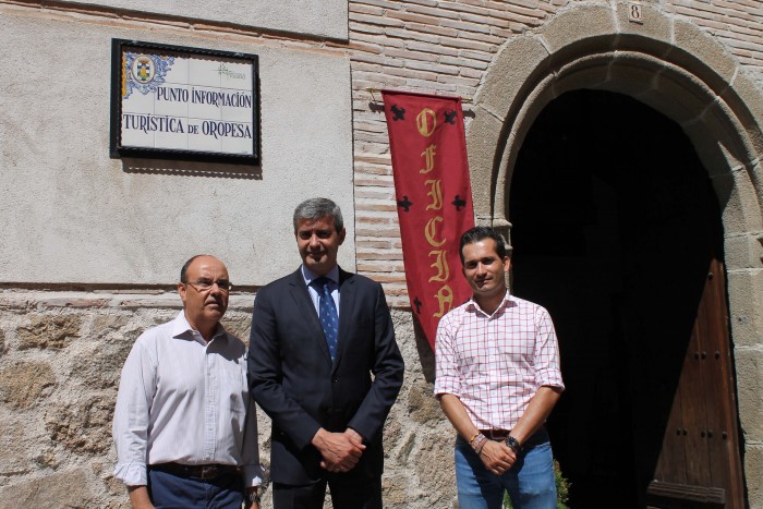 Álvaro Gutierrez, Juan Morcillo y Jaime Corregidor en el Punto de Información Turística de Oropesa