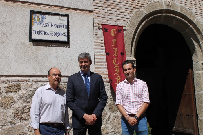 Imagen de Álvaro Gutierrez, Juan Morcillo y Jaime Corregidor en el Punto de Información Turística de Oropesa