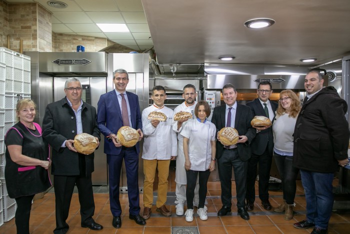 Imagen de Foto familia en la panadería Ruiz Benayas