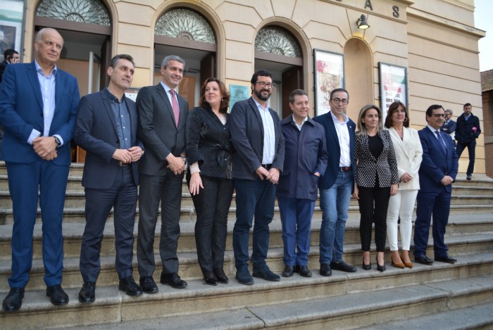 Posado en la puerta del teatro