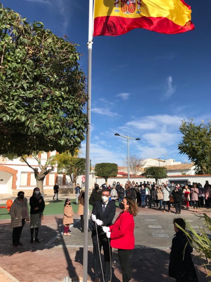 Imagen de Fernando Muñoz en el izado de bandera