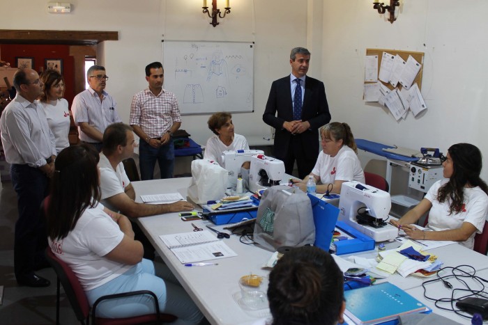 Imagen de Álvaro Gutiérrez charlando con las participantes en el taller de empleo de Oropesa