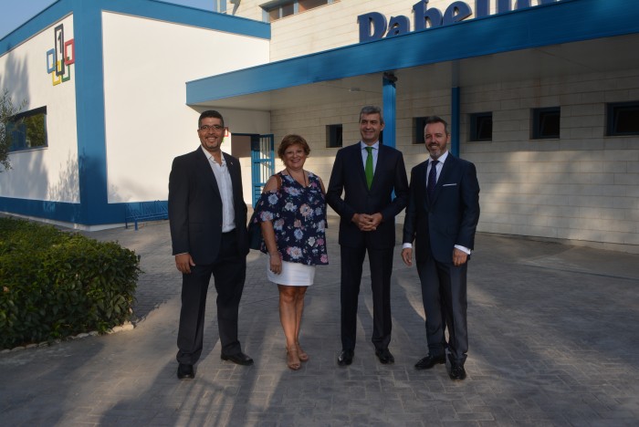 Álvaro Gutiérrez junto al alcalde de Yuncler visitando la ampliación del pabellón municipal