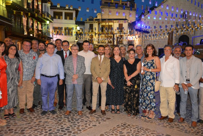 Imagen de Cristina Cebas con los asistentes al inicio de las fiestas de La Puebla de Montalbán