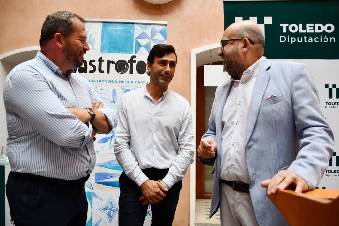 Imagen de Tomás Arribas con el alcalde y presidente de Gastrofolk