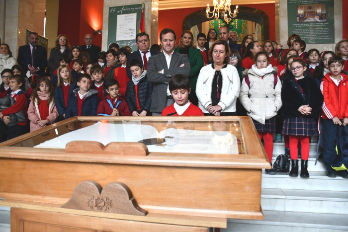 Imagen de Un niño del Colegio Infantes leyendo un artículo de la Constitución