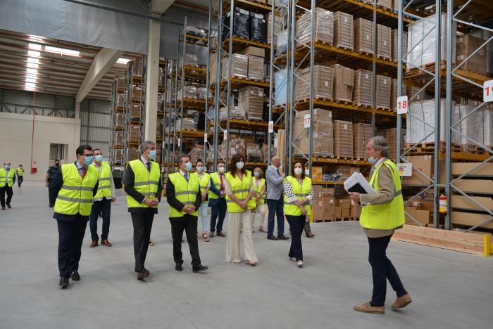 Imagen de Álvaro Gutiérrez durante recorrido a los almacenes de Mediapost en Yeles