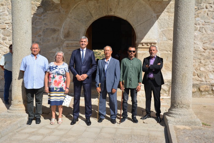 Imagen de Álvaro Gutiérrez con el alcalde de Paredes y concejales y concejalas en la iglesia parriquial