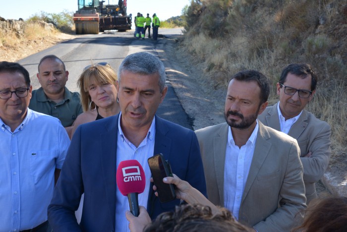 Imagen de Álvaro Gutiérrez atendiendo a los medios de comunicación