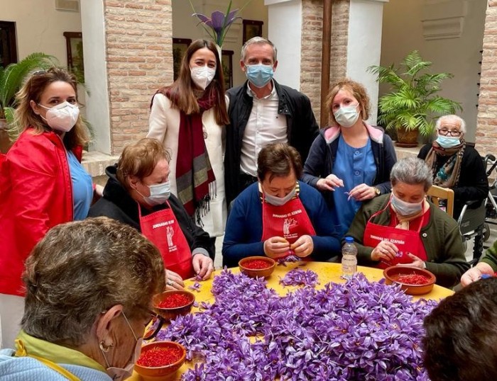 Alicia Martín y José Antonio Contreras con las mujeres de Madridejos