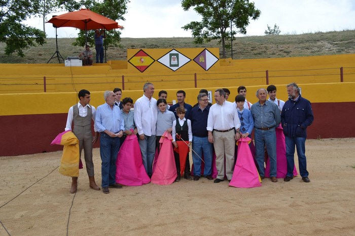 Imagen de García-Tizón con los alumnos de la Escuela Taurina