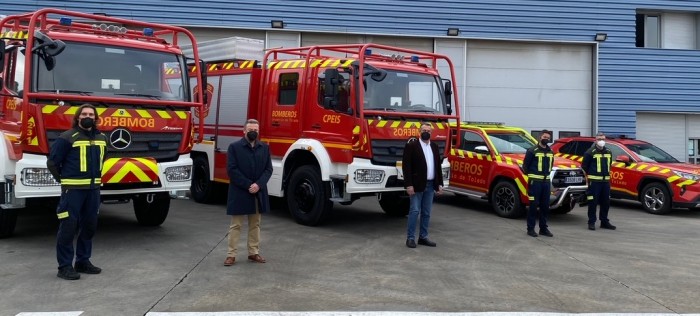 Rafael Martín con los nuevos vehículos del Consorcio Provincial de Bomberos