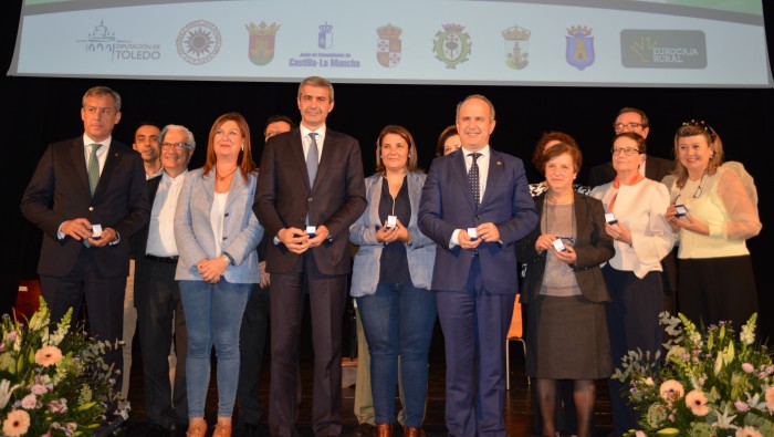 Imagen de Álvaro Gutiérrez junto a Tita García Élez y los asistentes al 40 aniversario de la UNED de Talavera