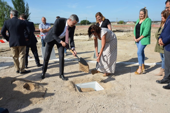 Imagen de Álvaro Gutiérrez pone la primera piedra colegio de Velada