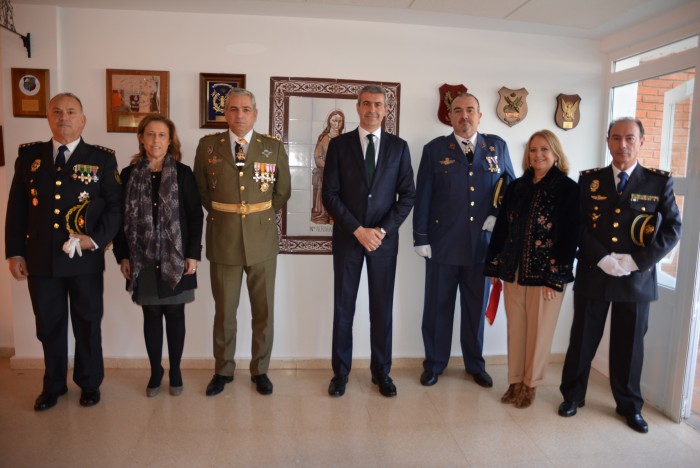 Imagen de Álvaro Gutiérrez junto a los asistentes al acto en el Acuartelamiento Aéreo de Villatobas