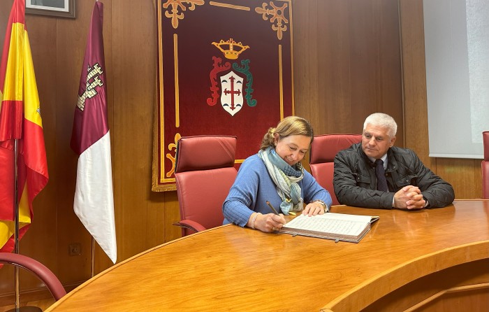 Imagen de Cedillo firma en el libro de honor del Ayuntamiento