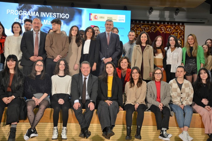 Imagen de Álvaro Gutiérrez y Emiliano García-Page con participantes en el Programa investigo Castilla-La Manch
