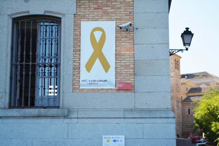 Imagen de Lazo dorado en fachada Diputación