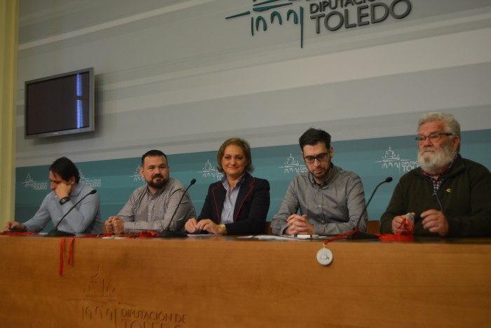 María Ángeles García junto a los asistentes a la presentación del Cross de Sonseca