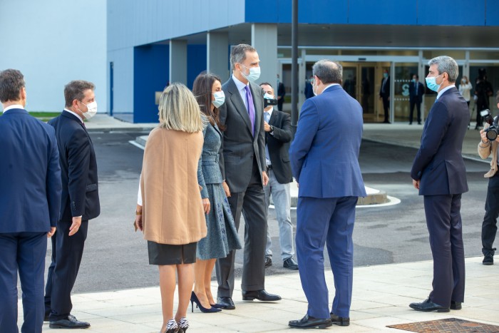 Imagen de Álvaro Gutiérrez saludando al rey Felipe VI y la reina Leticia