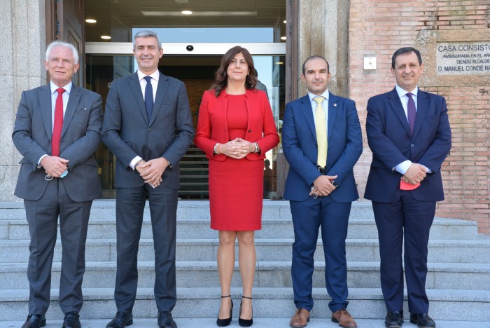 Imagen de Álvaro Gutiérrez con las autoridades asistentes al aniversario de la Mancomunidad Sagra Alt