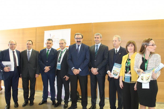 Imagen de Álvaro Gutiérrez junto al resto de participantes en la inaguración del Congreso de FEACAP