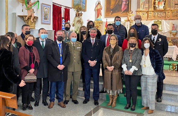 Imagen de Autoridades posando ante la Virgen de la Candelaria